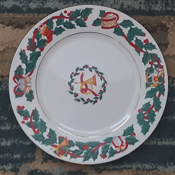 ROYAL MAJESTIC FINE CHINA 'CHRISTMAS EVE' PLATES SET OF 4 - Picture 11 of 15